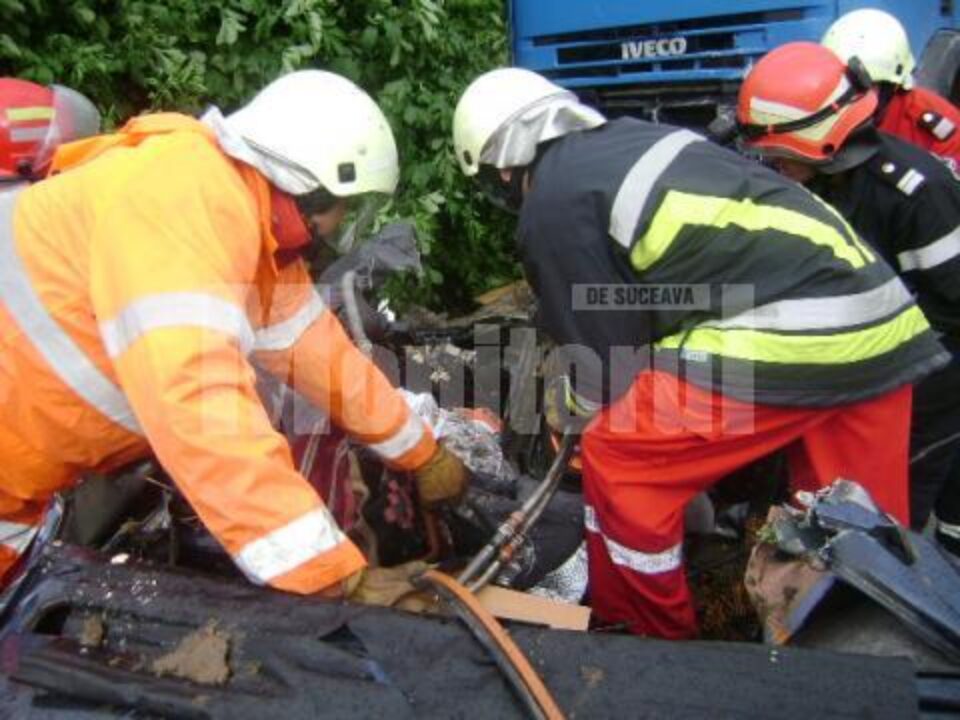 Corpul șoferului, adunat din caroseria camionului în care s-a izbit de un echipaj de „Descarcerare