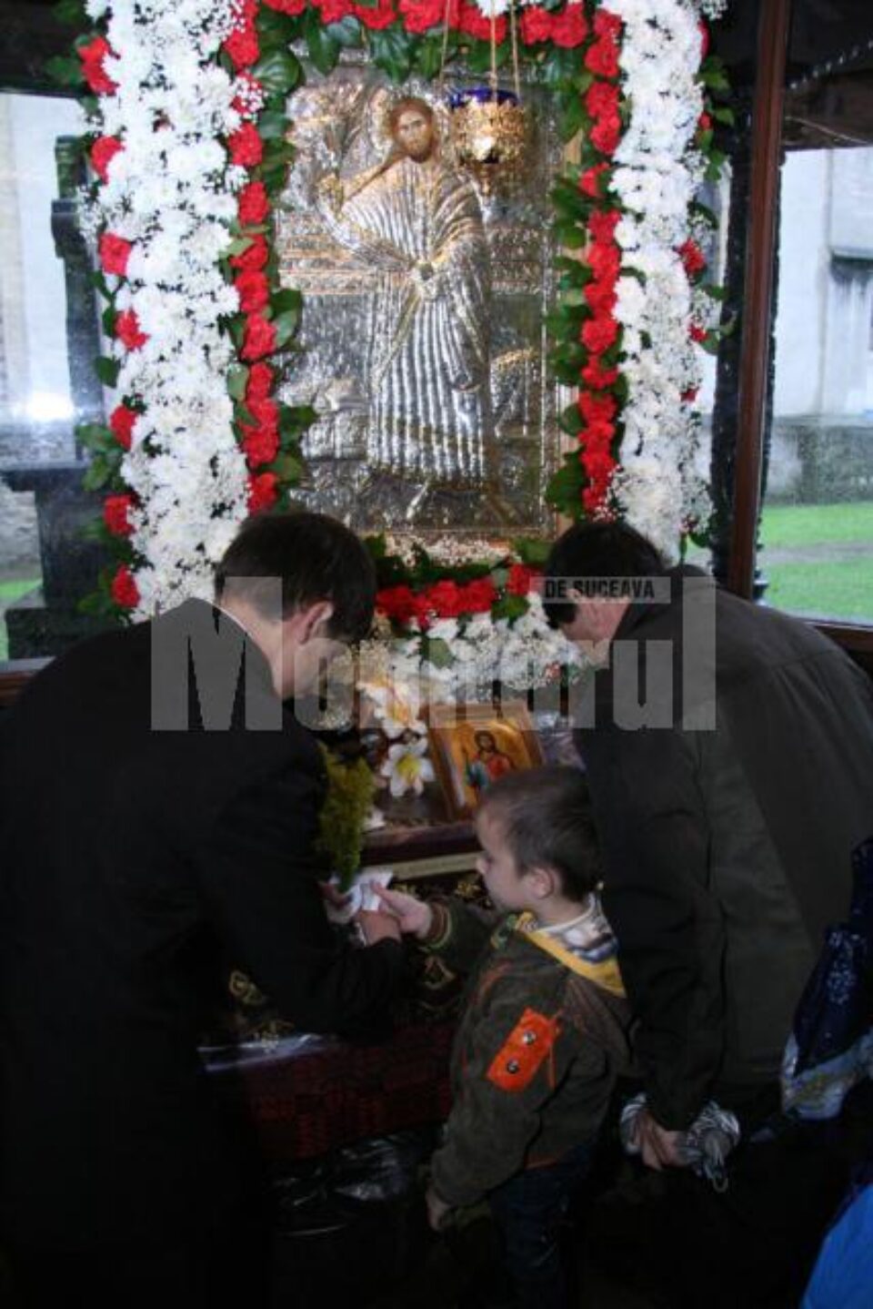 În ciuda frigului și ploii: Circa 2.000 de pelerini, prezenți ieri la Mănăstirea Sf. Ioan cel Nou