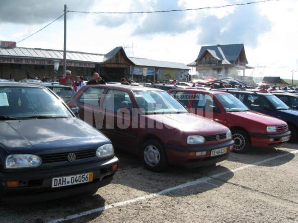 Indivizii sunt acuzați că au achiziționat cu bani falși mașini din târgurile auto