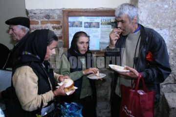 Tradiție de familie: 5.000 de sarmale și 5.000 de sticle de apă minerală împărțite de primarul Sucevei