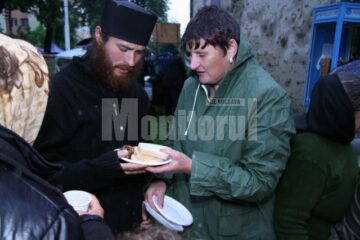 Tradiție de familie: 5.000 de sarmale și 5.000 de sticle de apă minerală împărțite de primarul Sucevei