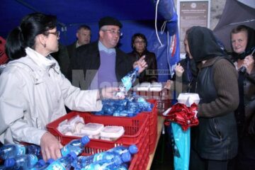 Tradiție de familie: 5.000 de sarmale și 5.000 de sticle de apă minerală împărțite de primarul Sucevei