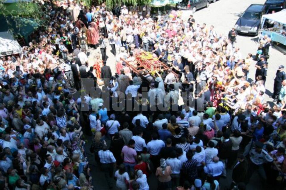 Procesiune cu sfintele moaște prin oraș