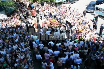 Procesiune cu sfintele moaște prin oraș