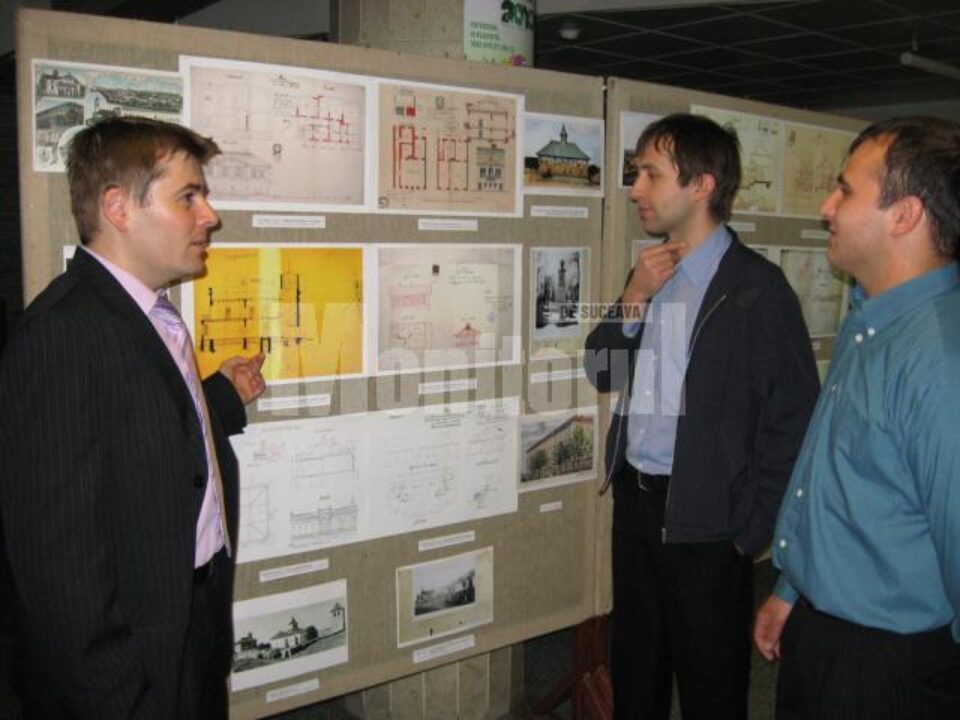 Claudiu Maxim comentând expoziția