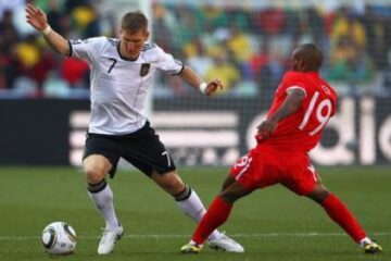 Reprezentativa Germaniei a învins, duminică, la Bloemfontein, cu scorul de 4-1 (2-1), selecționata Angliei Reprezentativa Germaniei a învins, duminică, la Bloemfontein, cu scorul de 4-1 (2-1), selecționata Angliei