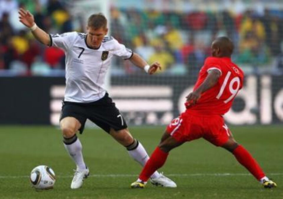 Reprezentativa Germaniei a învins, duminică, la Bloemfontein, cu scorul de 4-1 (2-1), selecționata Angliei Reprezentativa Germaniei a învins, duminică, la Bloemfontein, cu scorul de 4-1 (2-1), selecționata Angliei