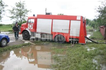 Inundații: Apa s-a războit iar cu oamenii din Boroaia și Ulma