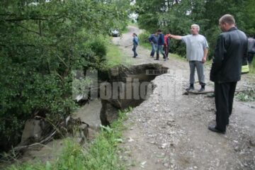 Inundații: Apa s-a războit iar cu oamenii din Boroaia și Ulma
