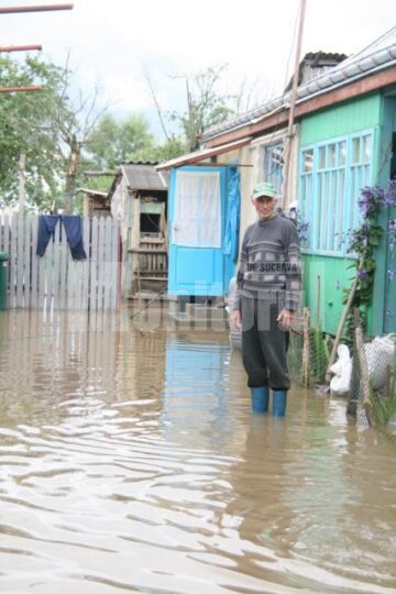 Inundații: Apa s-a războit iar cu oamenii din Boroaia și Ulma