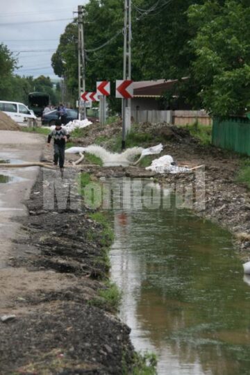 Inundații: Apa s-a războit iar cu oamenii din Boroaia și Ulma