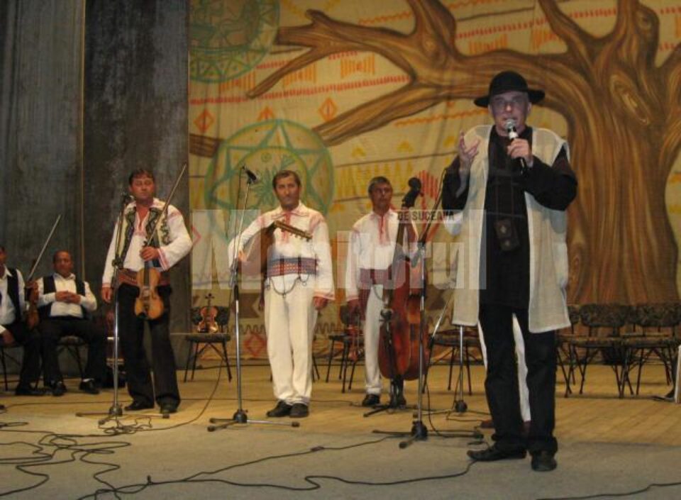 Grigore Leșe pe scenă prezentând spectacolul