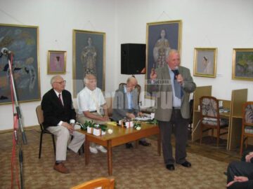 Ion Drăgușanul prezentând una din cărțile lansate