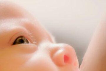 Bebelușii alăptați prezintă riscuri considerabil reduse de infecții respiratorii și gastrointestinale. Foto: ALAMY