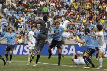 Selecționata Uruguayului a învins, sâmbătă, pe stadionul Porth Elizabeth, cu scorul de 2-1 (1-0), selecționata Coreei de Sud