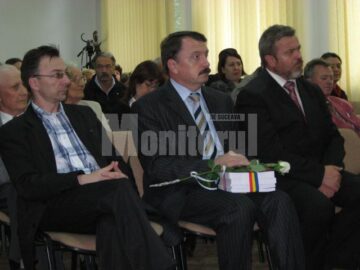 Vicepreședintele CJ Vasile Ilie pregătit să înmâneze unui sărbătorit pachetul de cărți cu trandafir alb