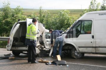 Lovit din lateral, șoferul nu a supraviețuit impactului