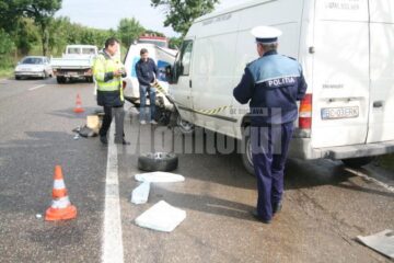 Accident: Șofer omorât de un microbuz, după ce a derapat și a intrat pe contrasens