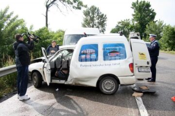 Accident: Șofer omorât de un microbuz, după ce a derapat și a intrat pe contrasens