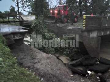 Podul din centrul comunei Zvorâștea, rupt de ape