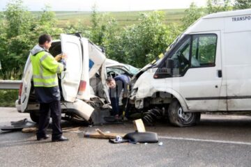 Accident: Șofer omorât de un microbuz, după ce a derapat și a intrat pe contrasens