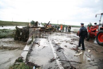 Sute de pompieri, polițiști și jandarmi, chemați de acasă și mobilizați începând de ieri după-amiază în județ