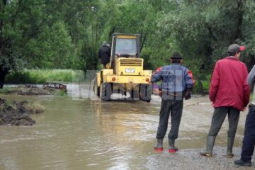 Pârâul Țântii a ieșit din matcă, inundând cinci gospodării