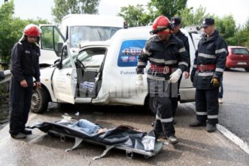 Accident: Șofer omorât de un microbuz, după ce a derapat și a intrat pe contrasens