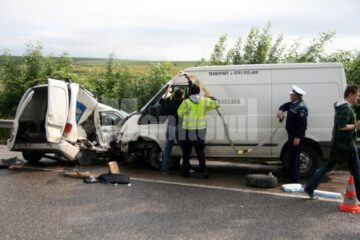 Accident: Șofer omorât de un microbuz, după ce a derapat și a intrat pe contrasens