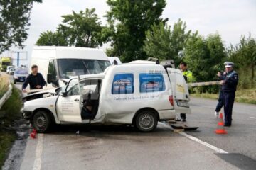 Accident: Șofer omorât de un microbuz, după ce a derapat și a intrat pe contrasens