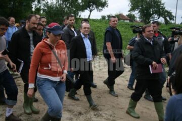 Inundații: Premierul Emil Boc a promis ajutor pentru sinistrați