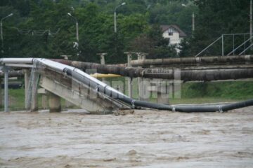 Două conducte de apă potabilă de peste râul Suceava, din zona Bazarului, au fost afectate în noaptea de luni spre marți de viituri