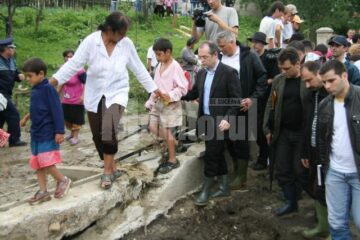 Inundații: Premierul Emil Boc a promis ajutor pentru sinistrați