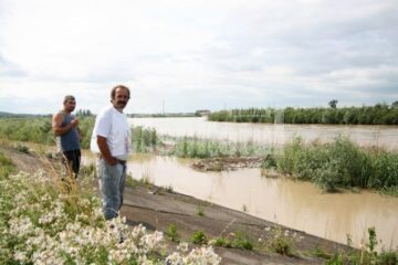 ocalnicii privesc cu ingrijorare Siretul