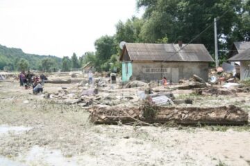 Apele învolburate au smuls copaci din rădăcini și au ras tot ce le-a ieșit în cale, case, poduri, vegetație, stâlpi de electricitate