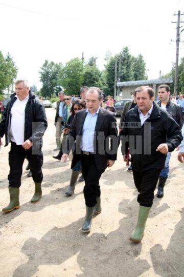 Inundații: Premierul Emil Boc a promis ajutor pentru sinistrați