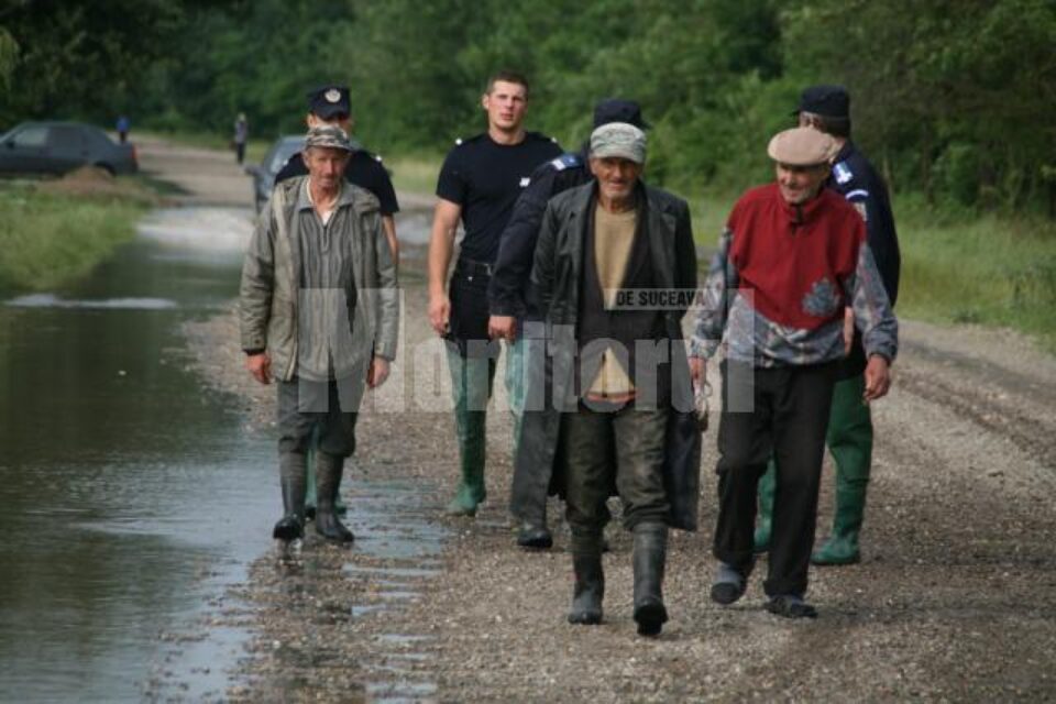 Evacuați escortați de jandarmi