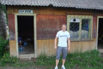Internaționalul Mihai Roman a revenit cu drag în vestiarul echipei Bradul Putna, acolo unde a făcut primii pași în fotbal. Foto: Ciprian Crețan