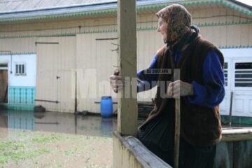 La 92 de ani, neputincioasă în fața apelor