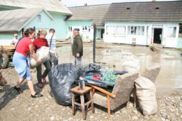 Sucevenii pot dona bani pentru sinistrați într-un cont deschis de Prefectură