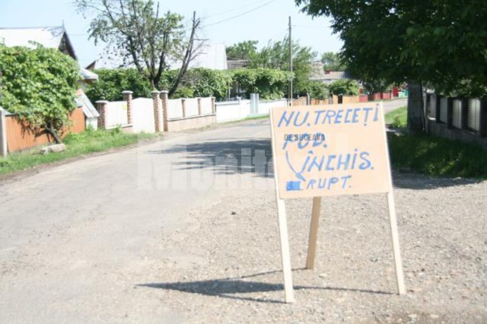 Repercusiuni: Rute ocolitoare foarte lungi și trafic greu spre Suceava după distrugerea podului de la Verești