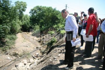 Vizită: Berceanu dă speranțe autorităților sucevene în privința finanțării refacerii obiectivelor calamitate