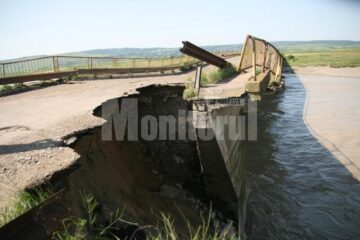 Podul de peste râul Suceava care făcea legătura între comunele Verești și Udești, prăbușit parțial miercuri seară în urma presiunii apei învolburate