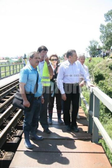 Vizită: Berceanu dă speranțe autorităților sucevene în privința finanțării refacerii obiectivelor calamitate