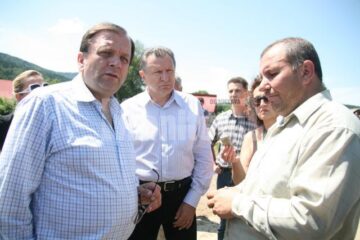 Vizită: Berceanu dă speranțe autorităților sucevene în privința finanțării refacerii obiectivelor calamitate
