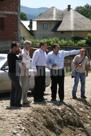 Vizită: Berceanu dă speranțe autorităților sucevene în privința finanțării refacerii obiectivelor calamitate