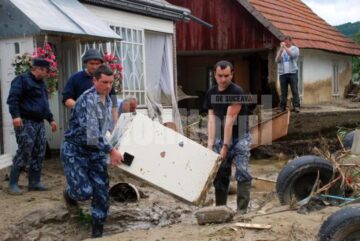 Peste 100 de jandarmii muncesc de cinci zile în localități inundate