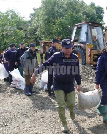 Peste 100 de jandarmii muncesc de cinci zile în localități inundate