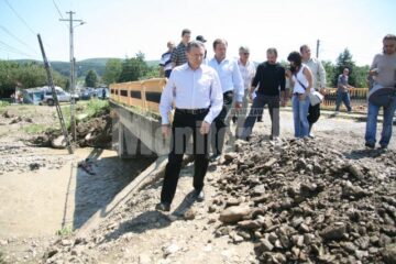 Vizită: Berceanu dă speranțe autorităților sucevene în privința finanțării refacerii obiectivelor calamitate