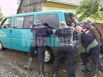 Peste 100 de jandarmii muncesc de cinci zile în localități inundate